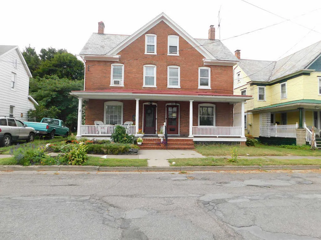 836 Thomas St photo 1