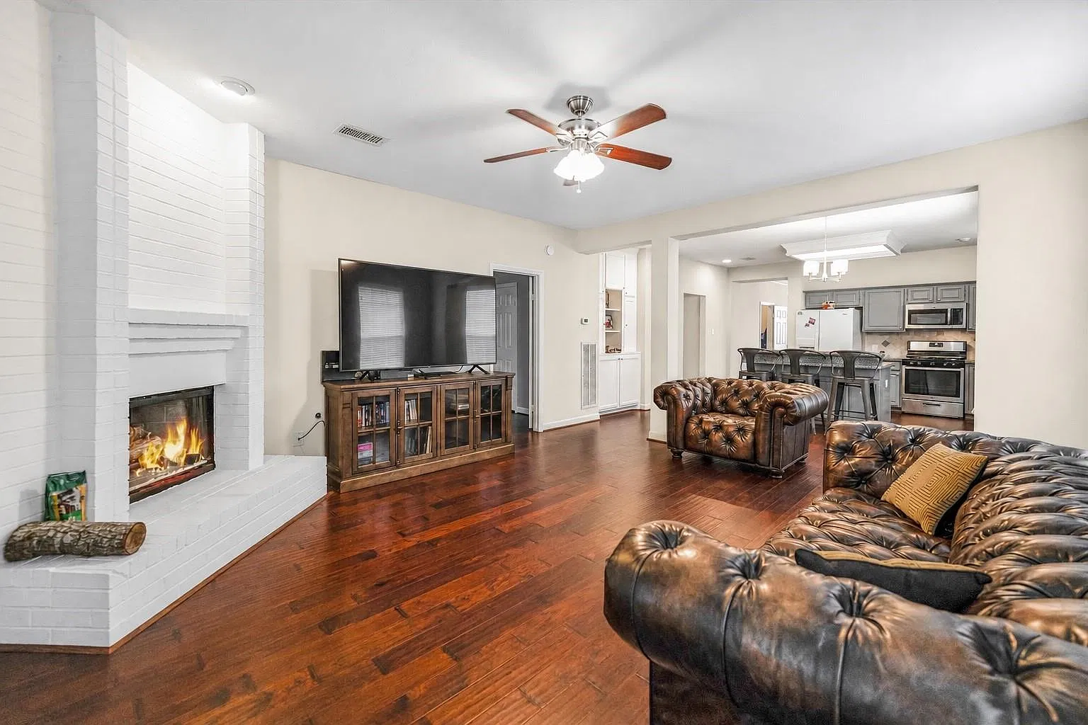 3 bed, 2.0 bath, 1891 sqft, $2,500 — Photo 1