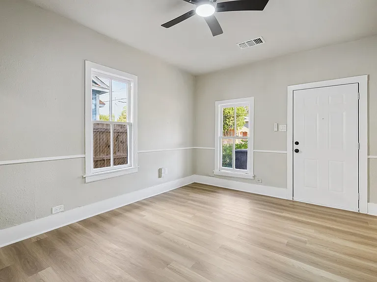 2332 E Houston St — Photo 6