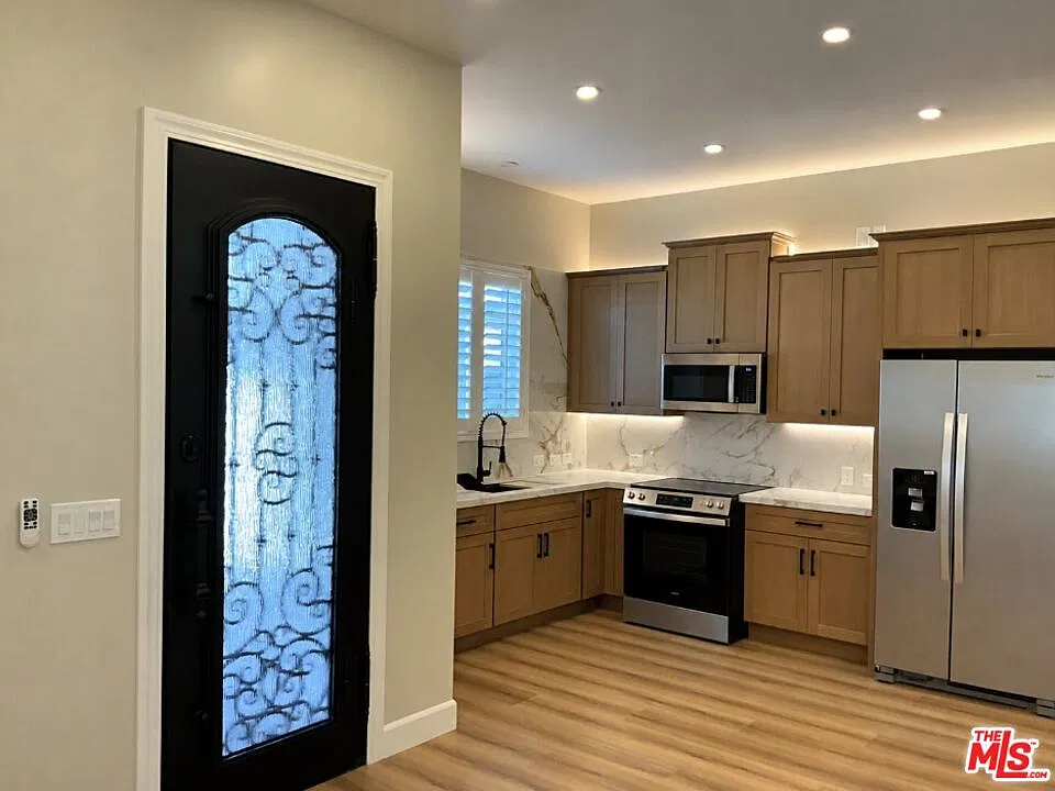 3 bed, 2.0 bath, 1000 sqft, $3,300 — Photo 2