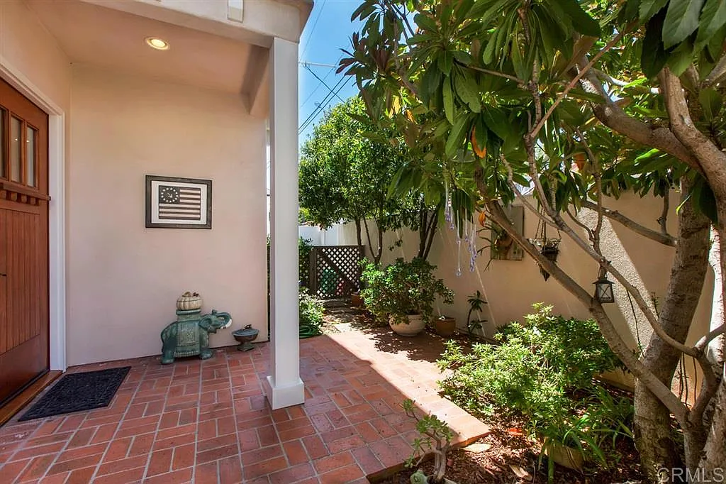 3 bed, 3.0 bath, 2200 sqft, $7,000 — Photo 2
