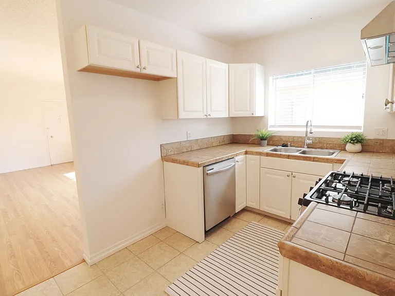 2 Weeks Free! Remodeled 1-Bedroom — Photo 37