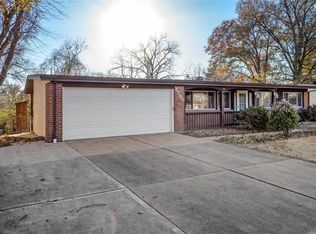 2780 N Waterford Dr, Florissant, MO 63033