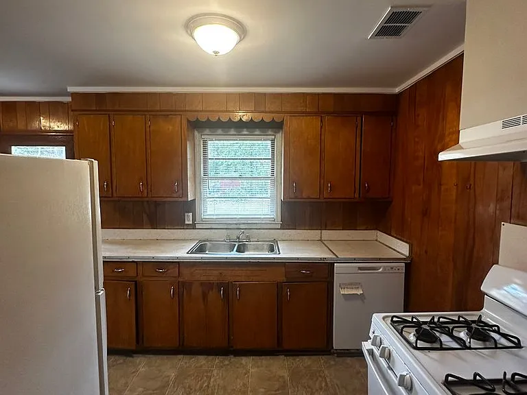825 Woodlawn Dr — Photo 5