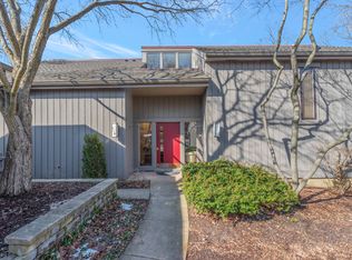 716 Old Barn Rd APT C, Lake Barrington, IL 60010