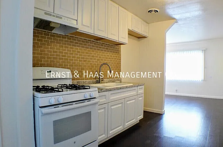 8275 California St — Photo 8