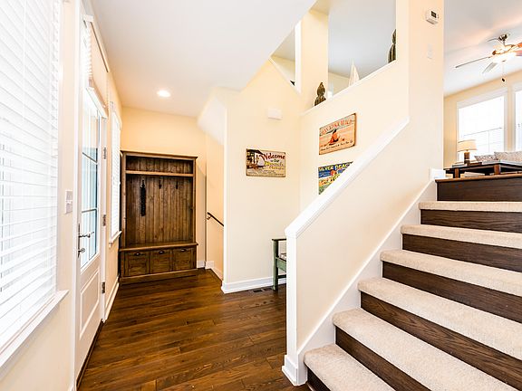 3rd image of 533 Emerald Ct