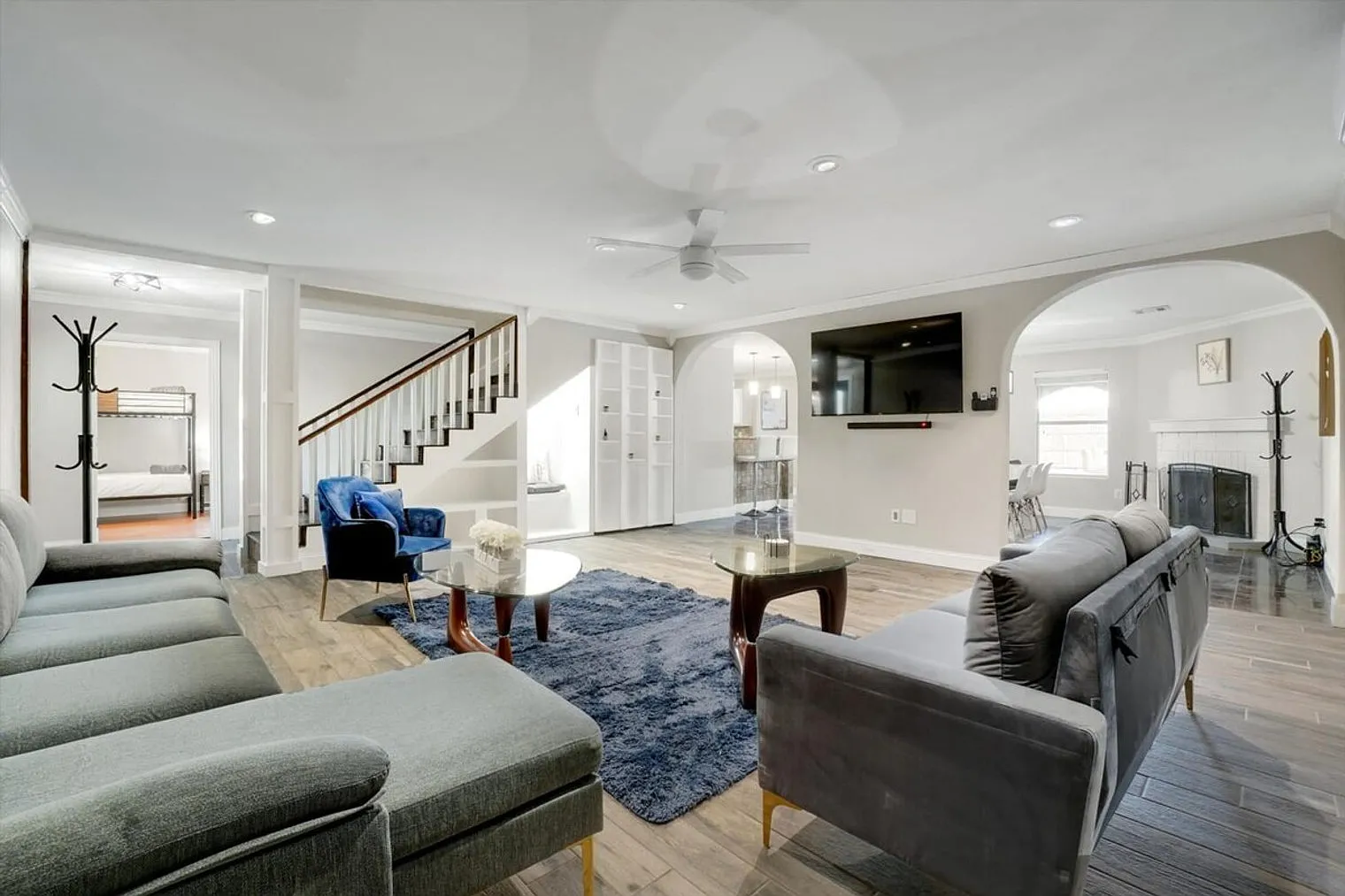 5 bed, 2.0 bath, 2820 sqft, $9,522 — Photo 2