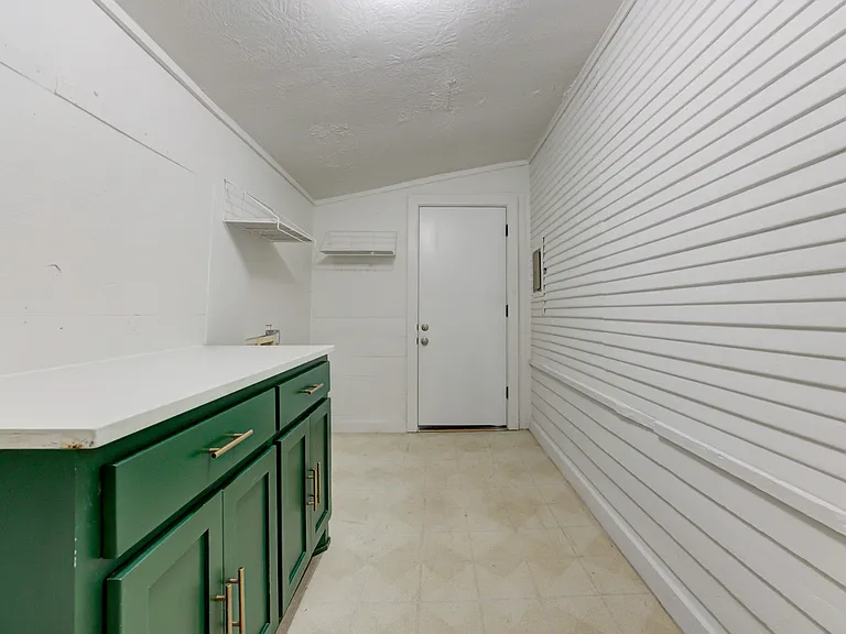 311 S Flood Ave — Photo 23