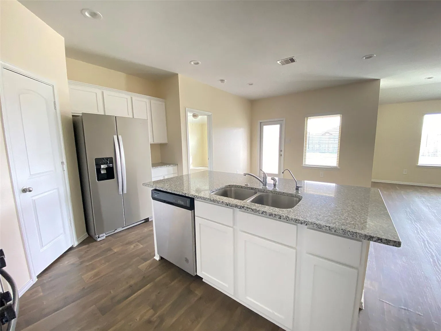 3 bed, 2.0 bath, 1593 sqft, $1,900 — Photo 2