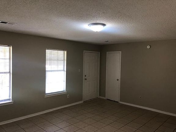 3rd image of 3375 Greenway Dr