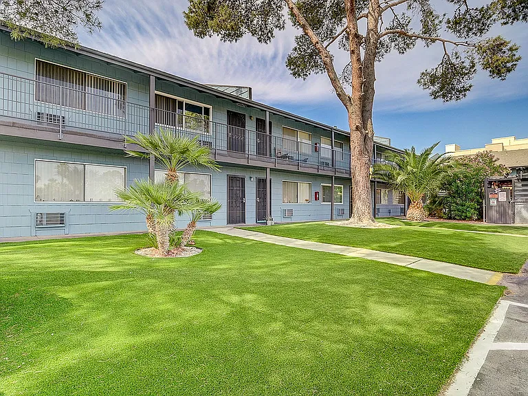 4050_Palos Verdes St-12