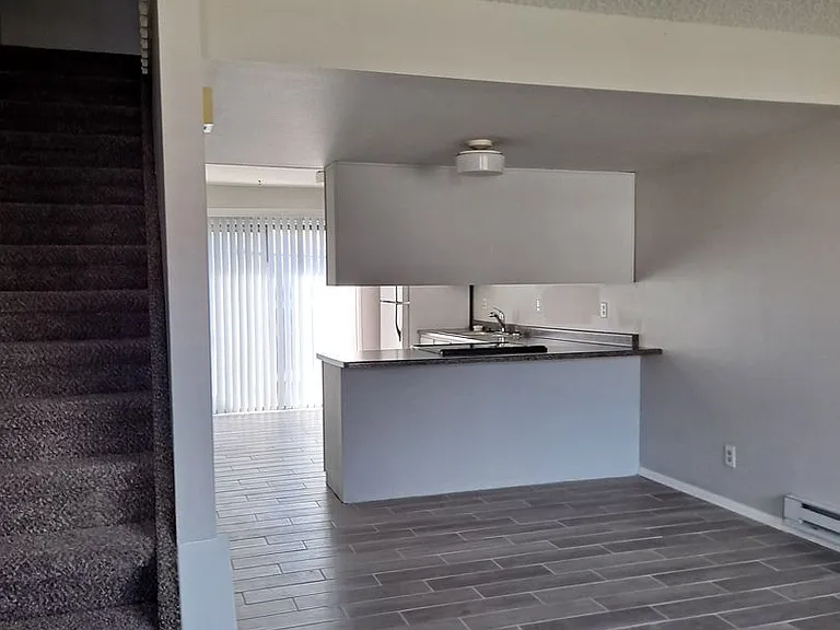 33-39 Castle Royal Dr — Photo 2