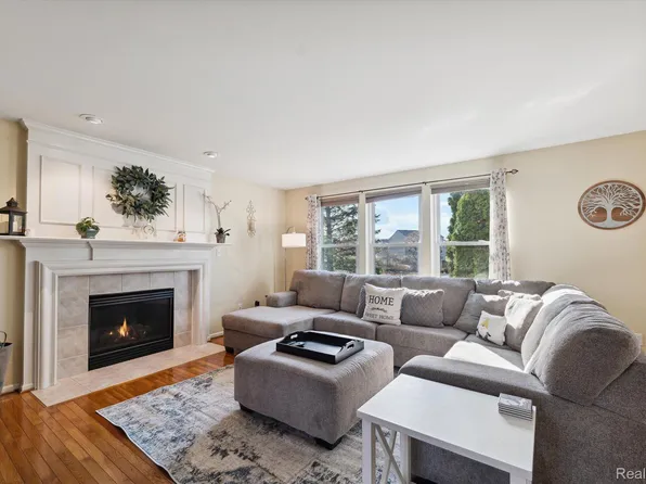 782 Deer Path Trl, Waterford, MI 48327