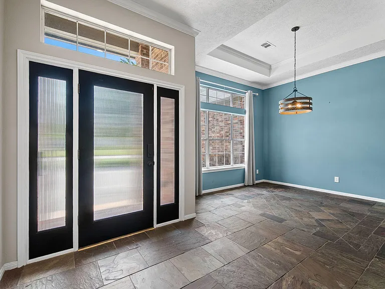 118 Hillsborough Dr W — Photo 4