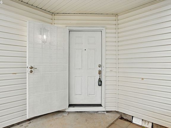 4th image of 12528 SE Taggart St