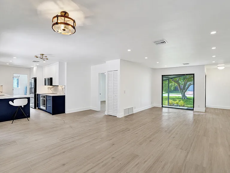 1250 SW 4th St — Photo 16