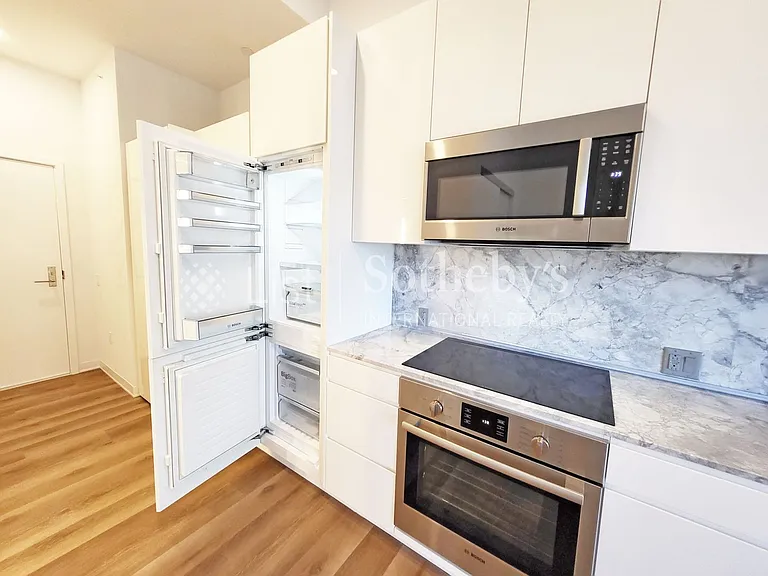 987 Queen St #806 — Photo 3