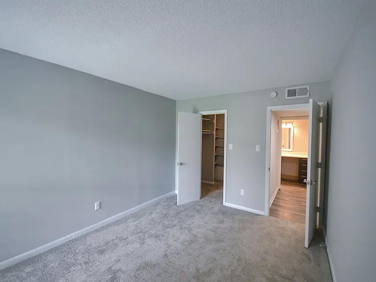 Tivoli Apartments — Photo 8