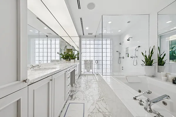 Bathroom, photo 1