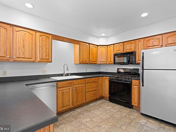 3rd image of 158 Kenley Ct