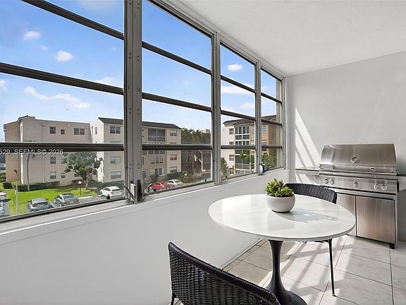 5th image of 2821 Somerset Dr APT 302