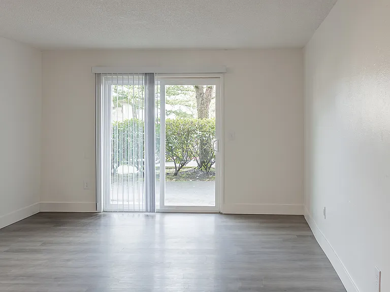 Madera Court Apartments - Troutdale Oregon - Living Room