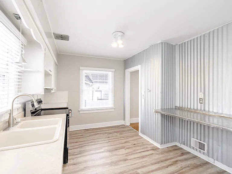621 E 33rd Ave — Photo 15