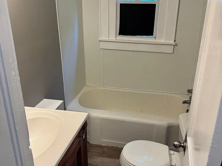 204 S Sycamore St SW — Photo 8