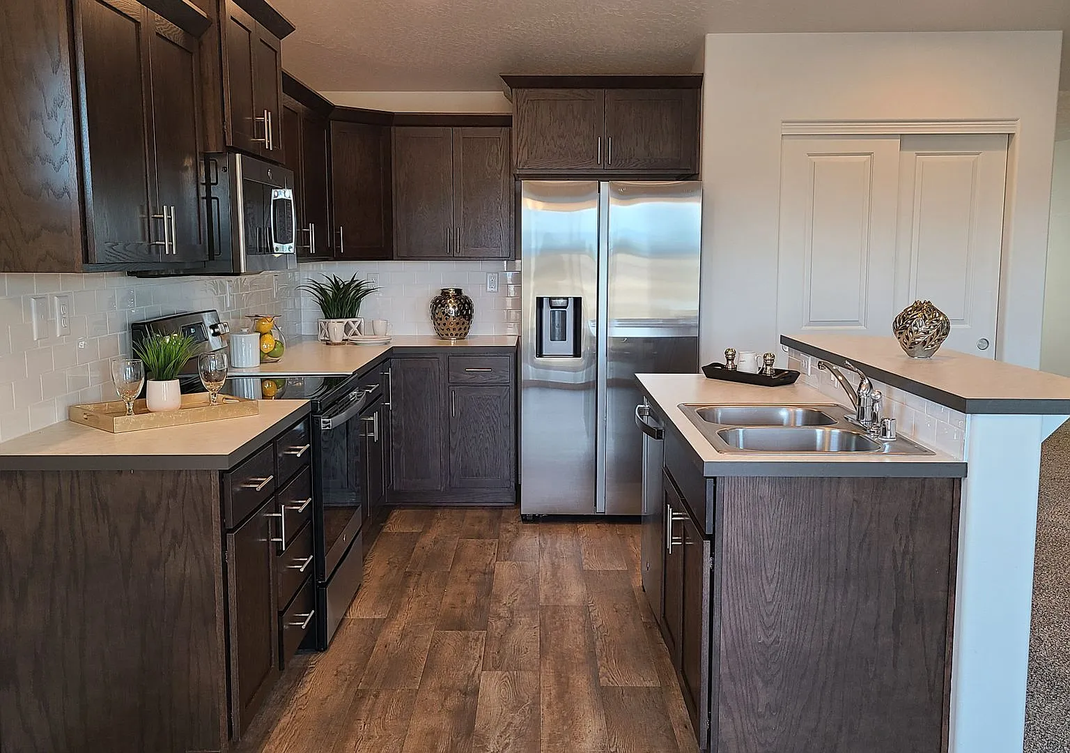$2,350 - 3 Bed / 2 Bath Beautiful Open Layout Home in Cheney — Photo 4