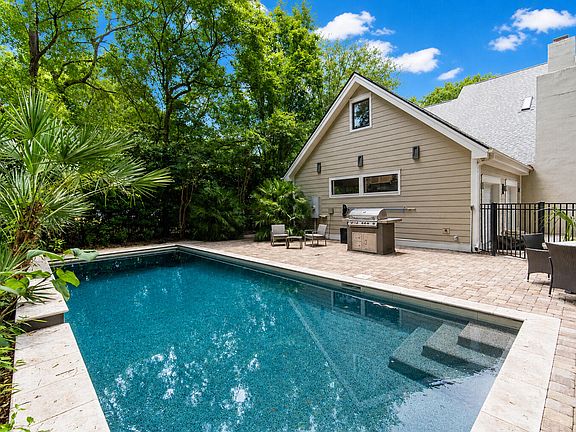 3rd image of 121 Berkshire Dr