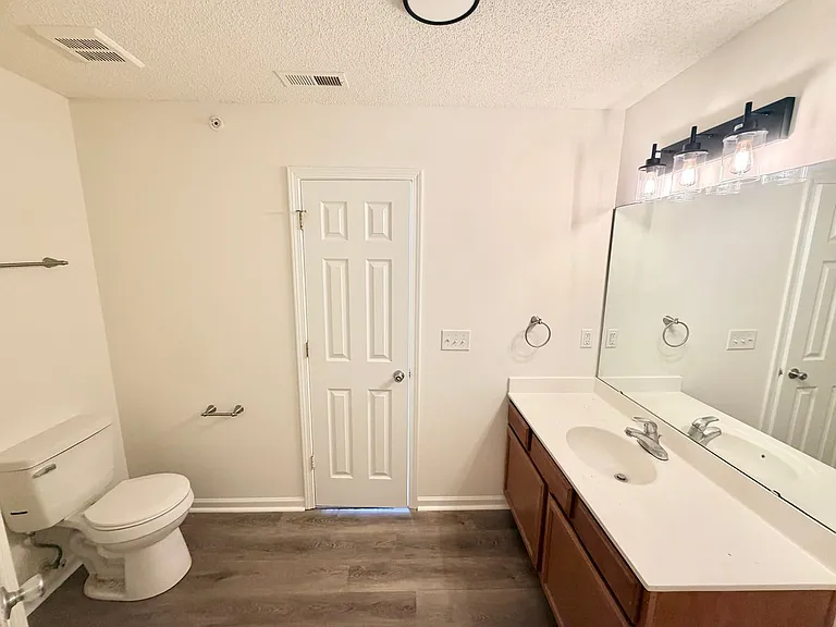Lakeview Apartments — Photo 12