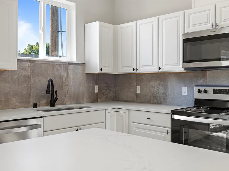 Bonneville Apartments — Photo 33