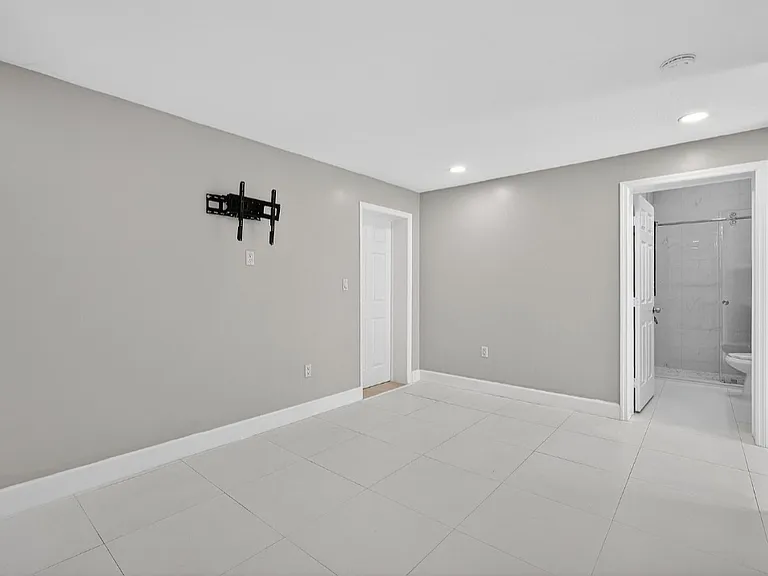 1501 SW 154th Ct — Photo 2