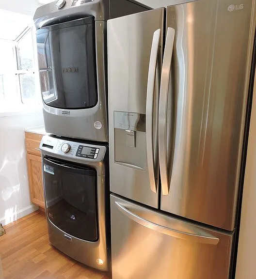 559 N Windsor Blvd — Photo 27