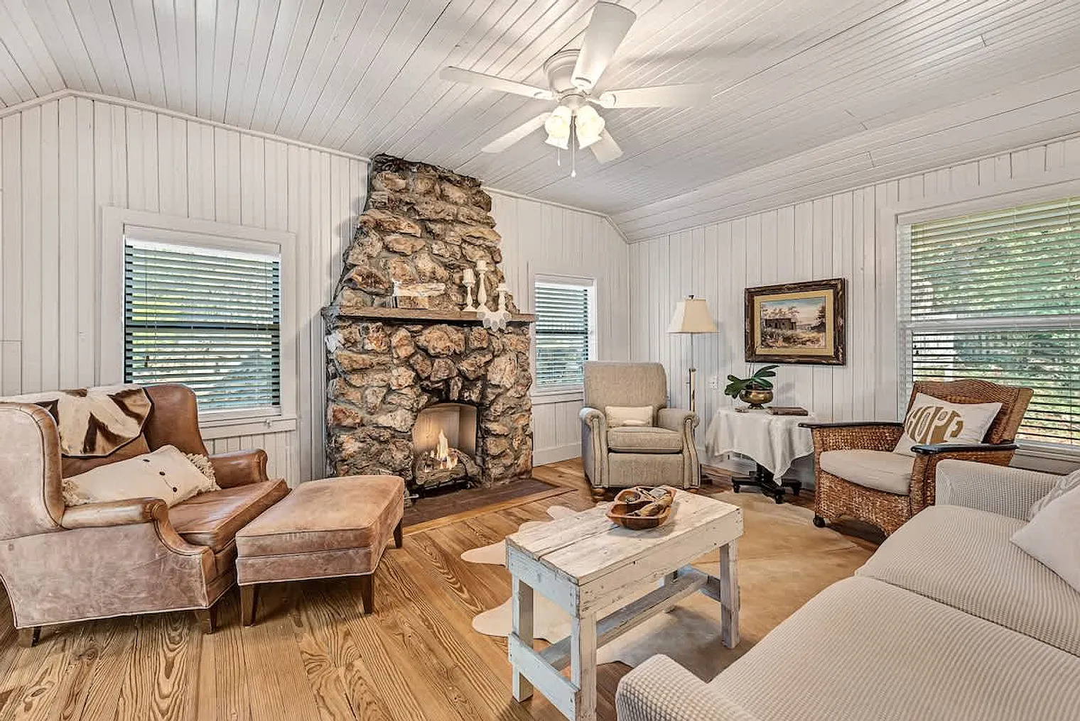 2 bed, 2.0 bath, 1194 sqft, $3,886 — Photo 2