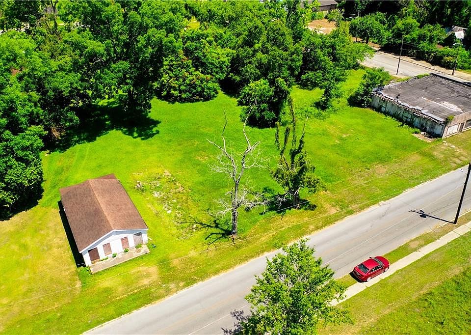 1st image of 828 Rowley Ln