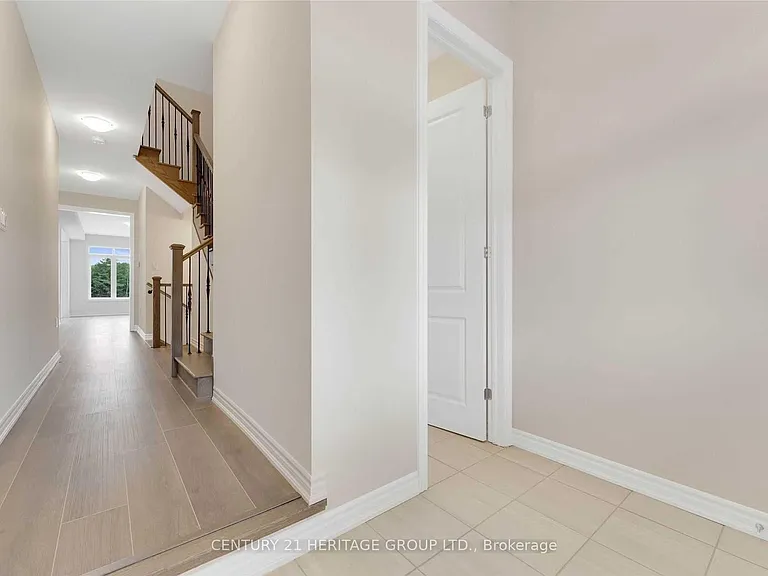 82 Ferragine Cres — Photo 3