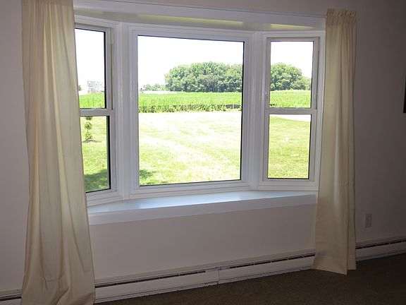 Enjoy beautiful sunsets from your living rm