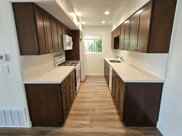 851 4th St APT E, Encinitas, CA 92024