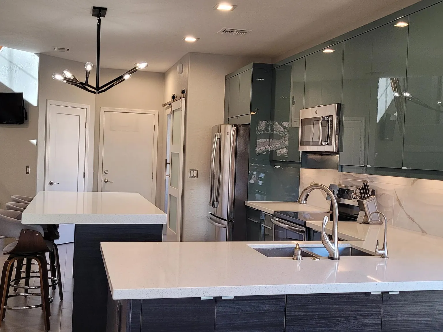 4 bed, 4.0 bath, 2136 sqft, $3,475 — Photo 3