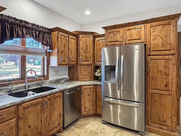 5th image of 431 Elizabeth Ave