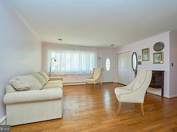 5th image of 8922 Longstreet Dr