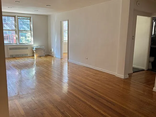 6725 Clyde St APT 3R, Flushing, NY 11375