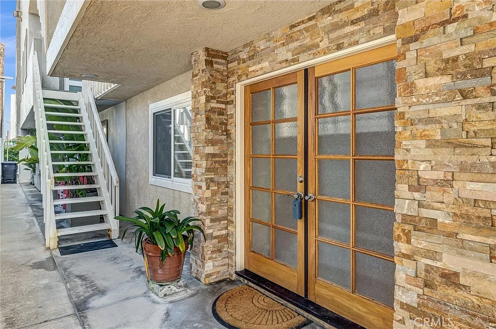3 bed, 3.5 bath, 2015 sqft, $10,500 — Photo 2