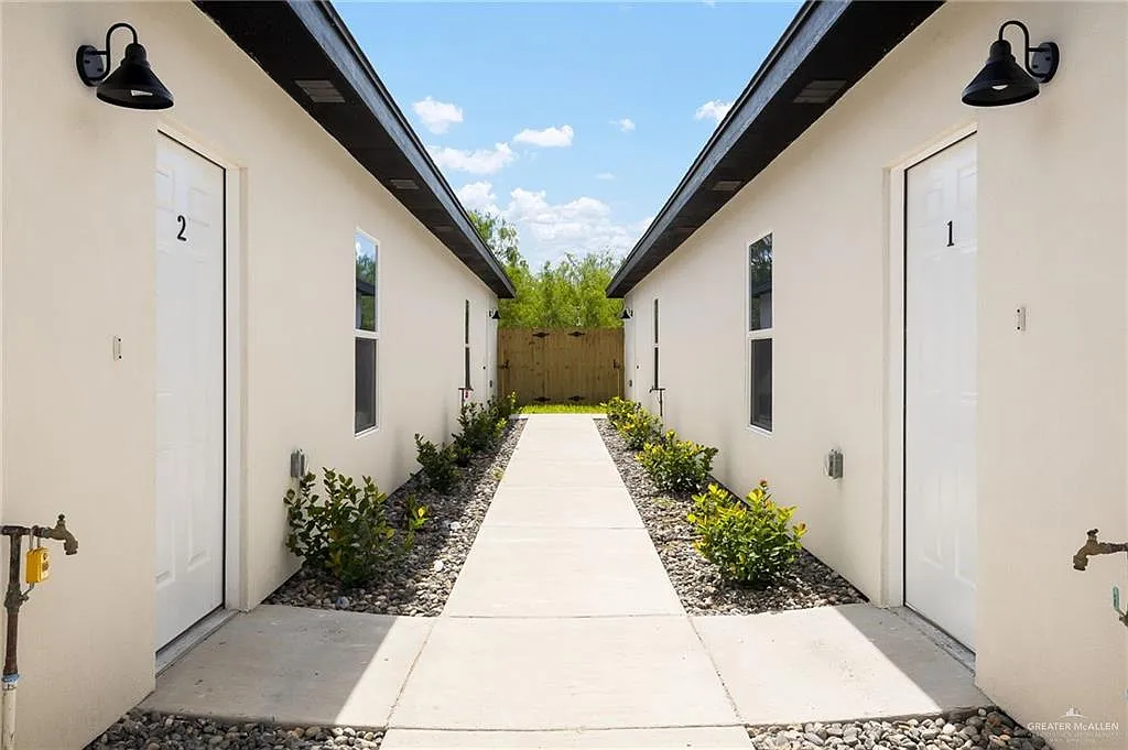 3 bed, 2.0 bath, 980 sqft, $1,275 — Photo 3