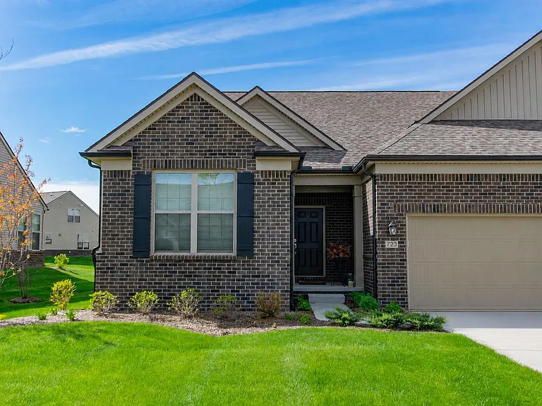 723 W Spaniel Dr — Photo 1