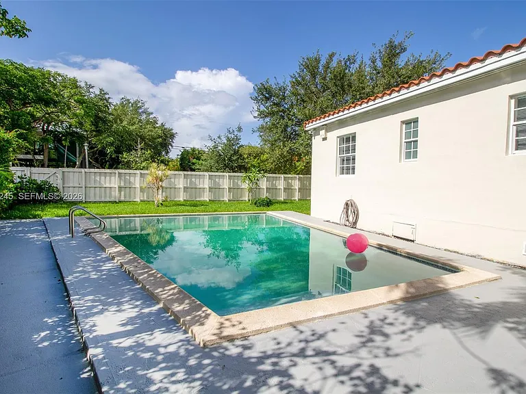 2727 Calusa St — Photo 16