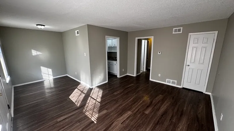 2 bed, 1.0 bath, 815 sqft, $895 — Photo 3