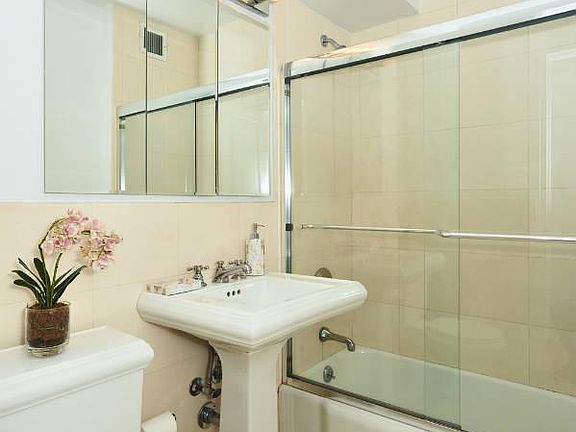 4th image of 200 E 27th St APT 5D
